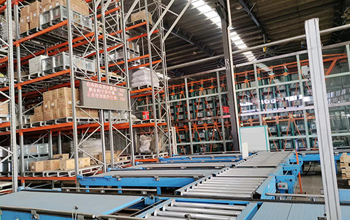 What is a pallet conveyor?