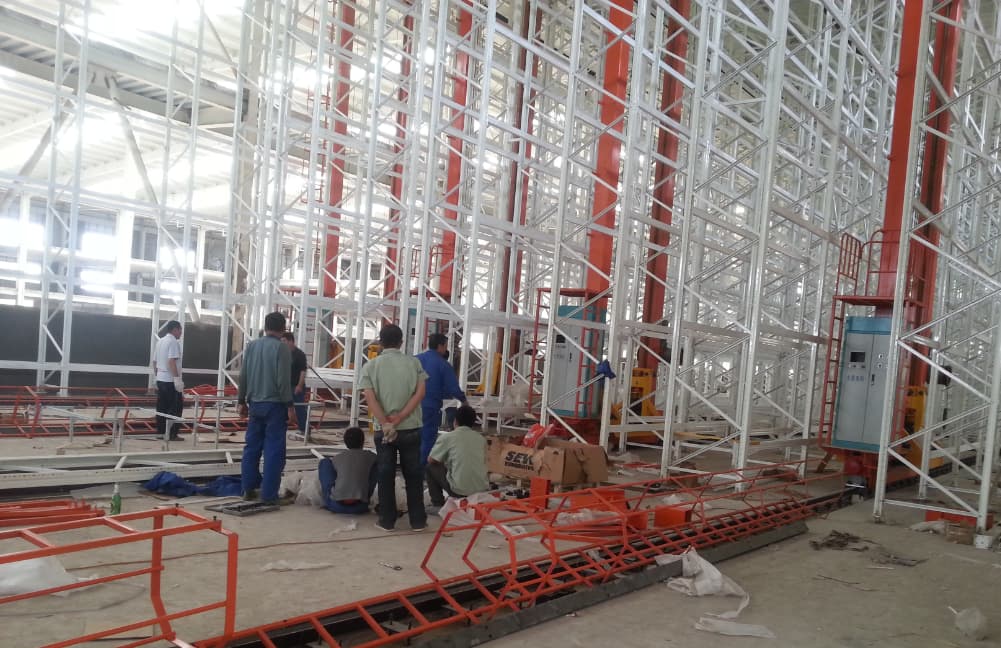 Advantages and disadvantages of stacker warehouse