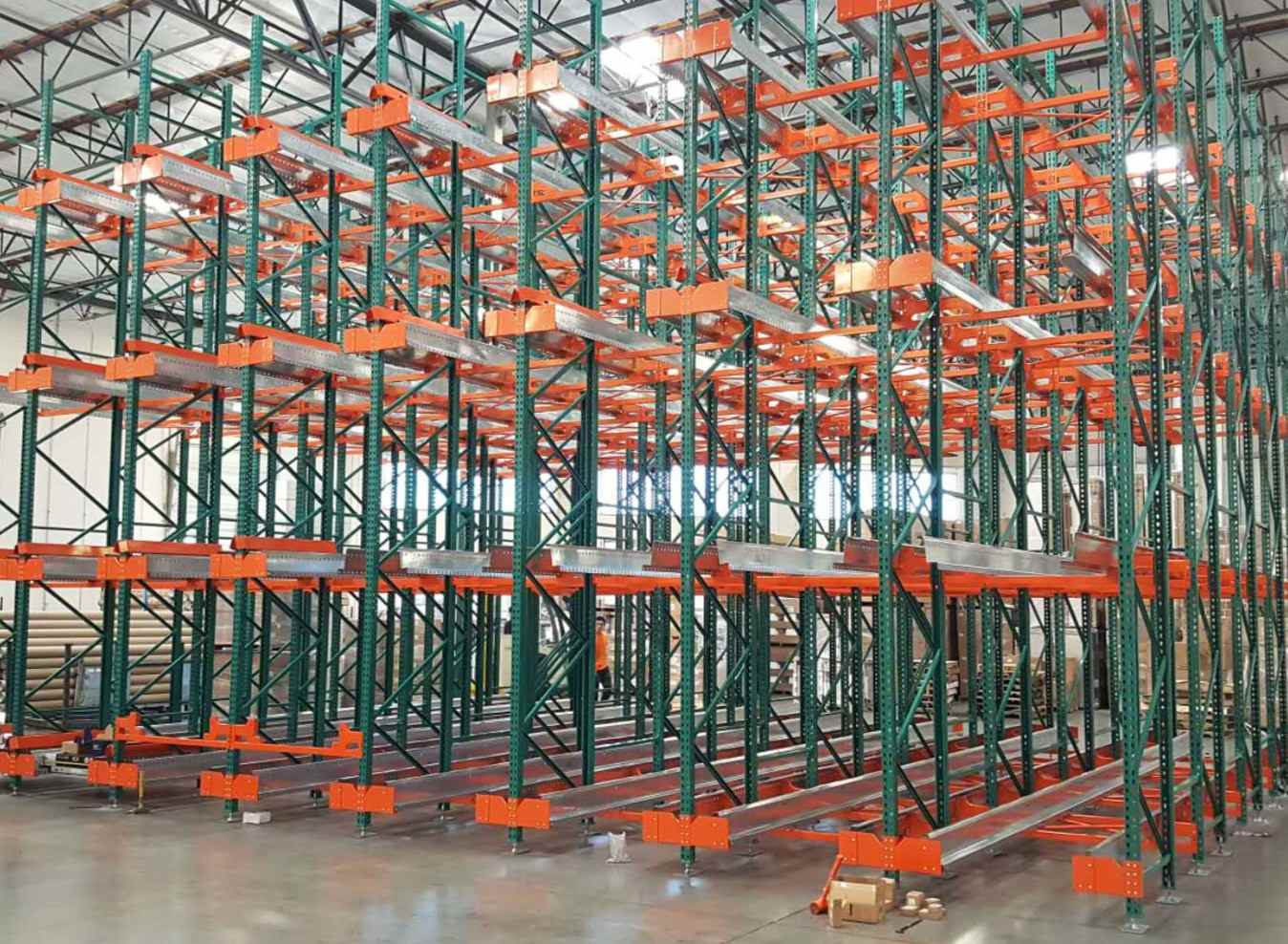 Aplicação de Sistemas de Transporte em Armazéns Automatizados