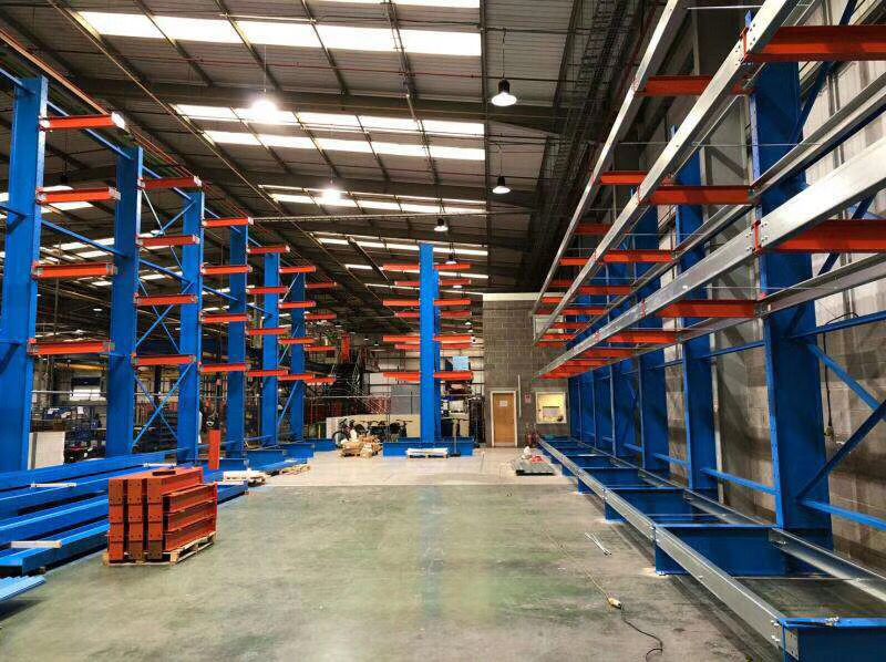 Como as estantes cantilever podem revolucionar o armazenamento de itens longos?