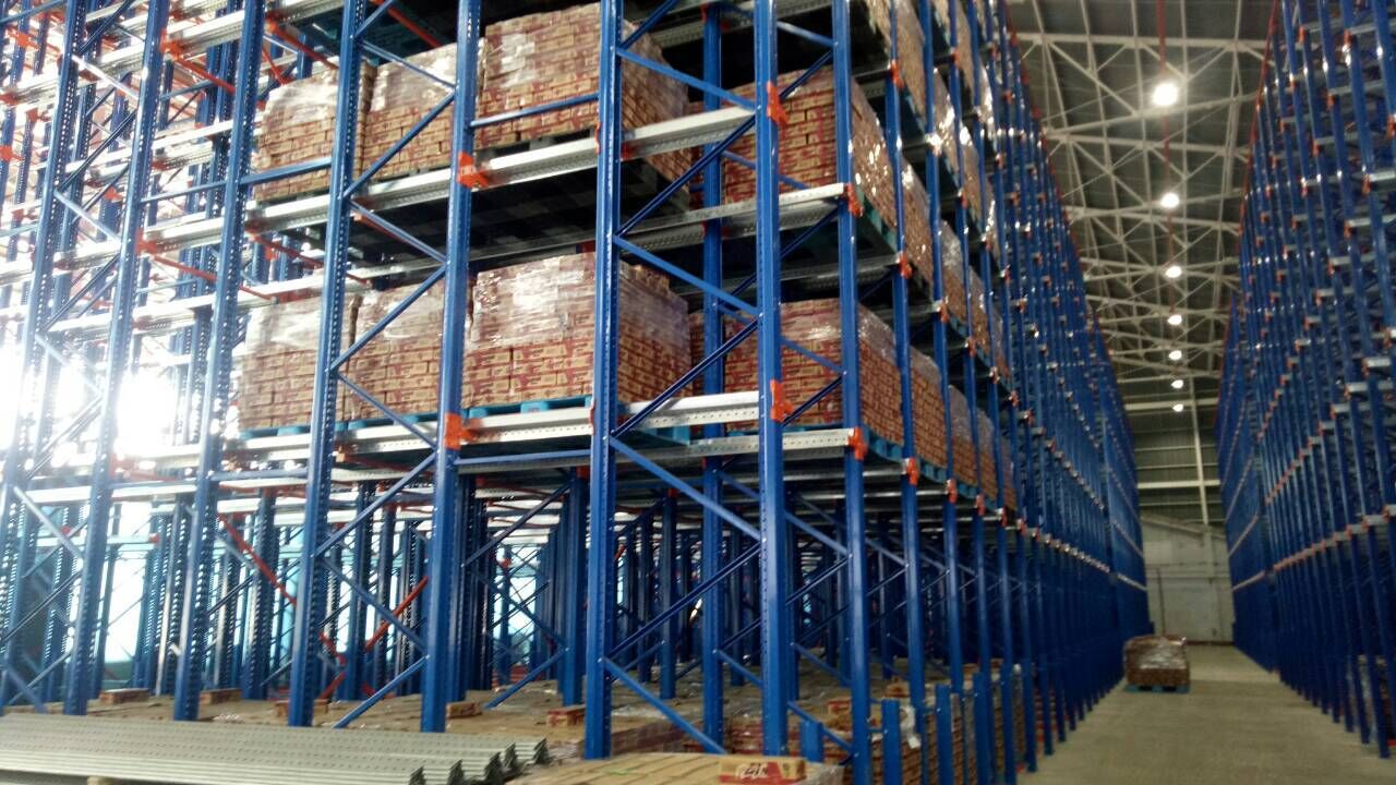 Que tipos de produtos são mais adequados para sistemas de estanteria drive-in?